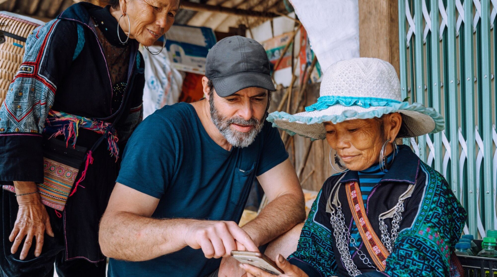 voyageur utilisant une application de traduction pour communiquer