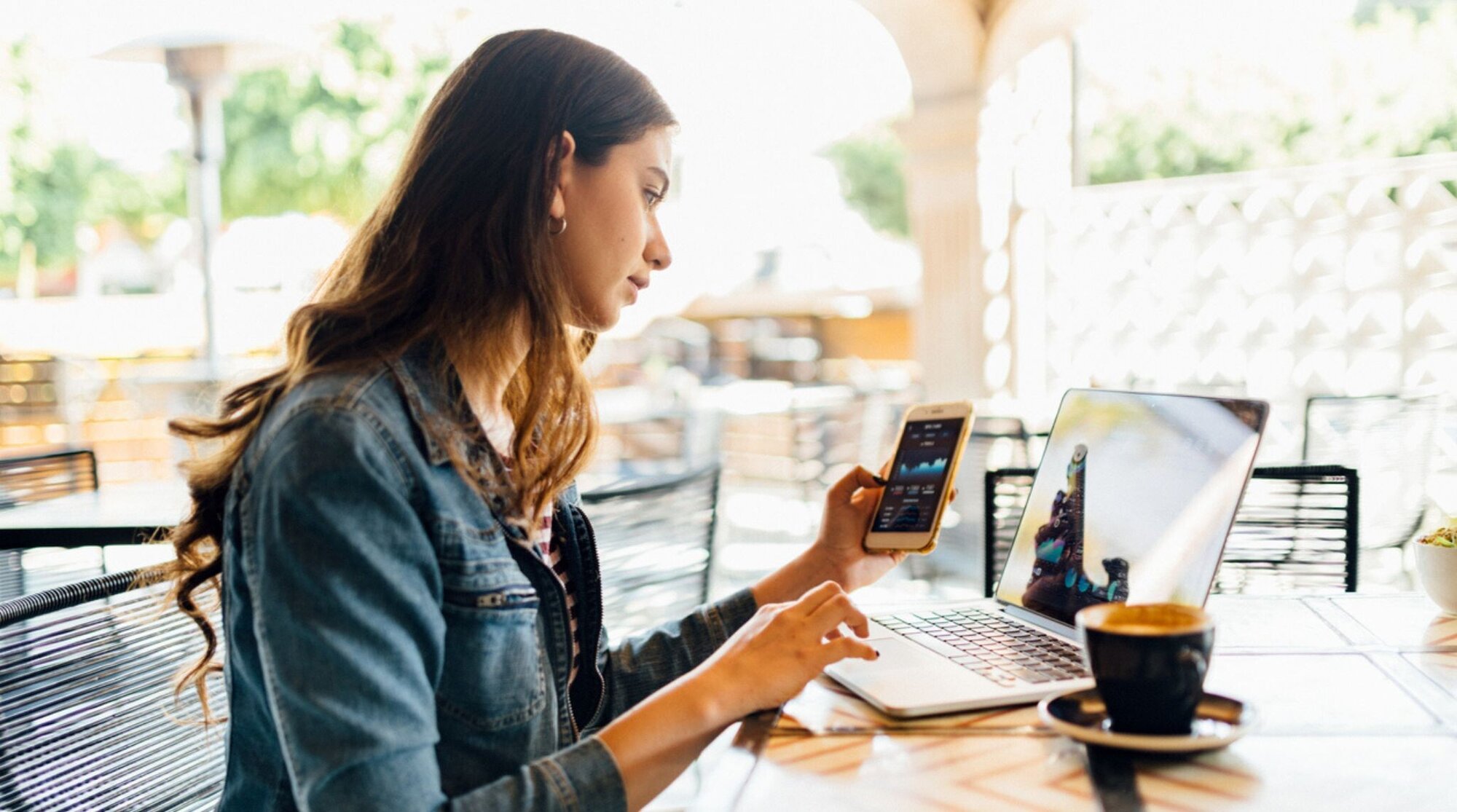 femme utilisant le partage de connexion pour travailler sur son ordinateur en voyage