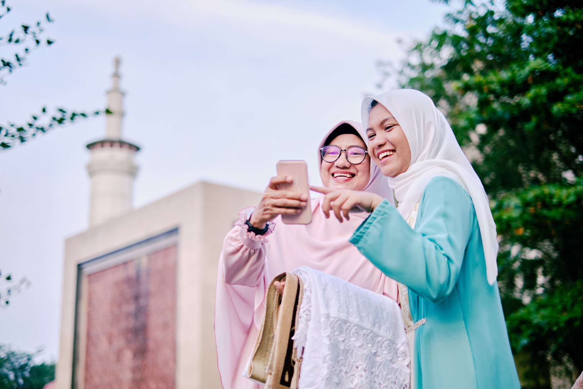 Frauen mit der besten eSIM in Indonesien