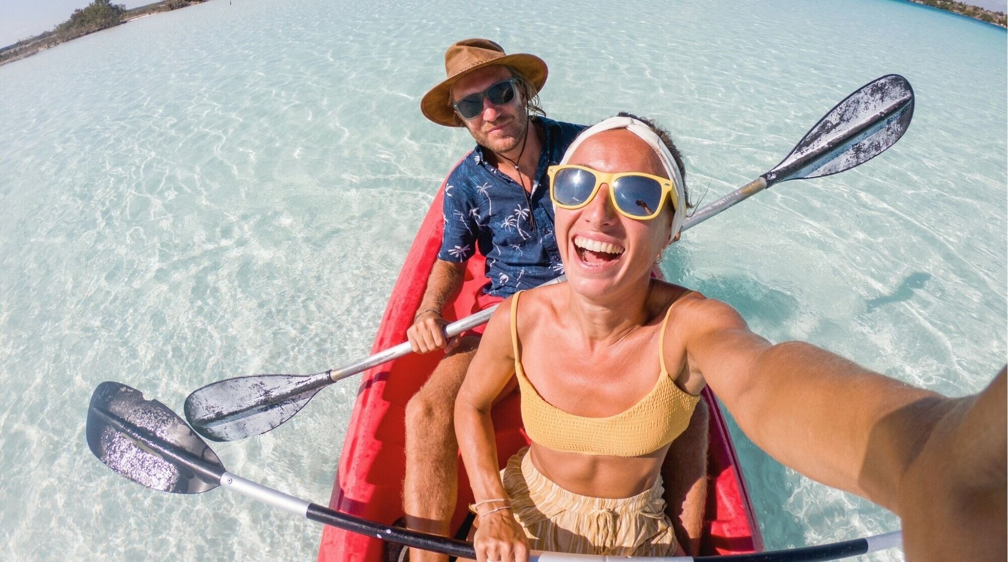 Pareja haciéndose un selfie en kayak, plan de playa y mar en vacaciones.