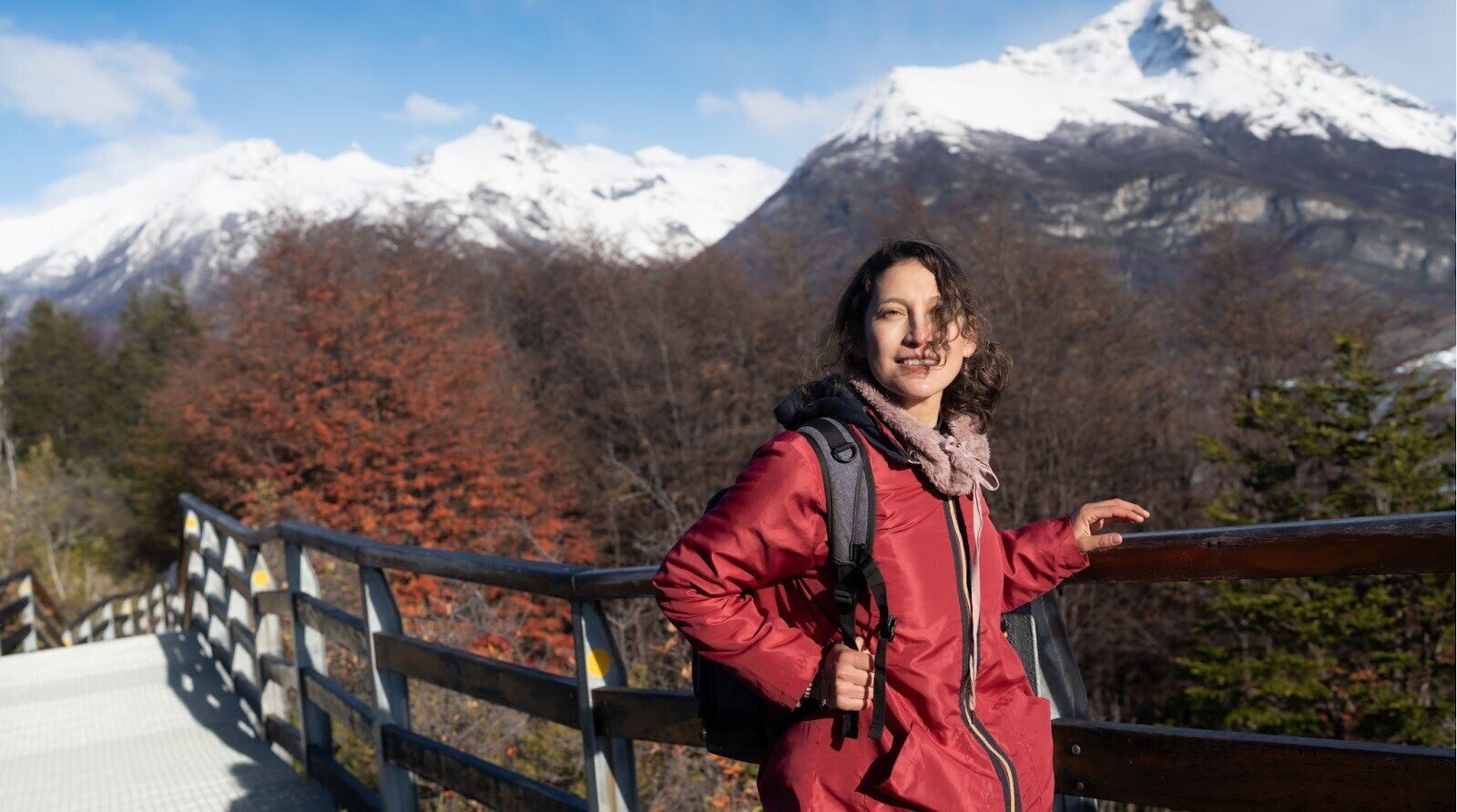 Mulher fazendo caminhadas na região glaciar Perito Moreno, Patagônia, Argentina.