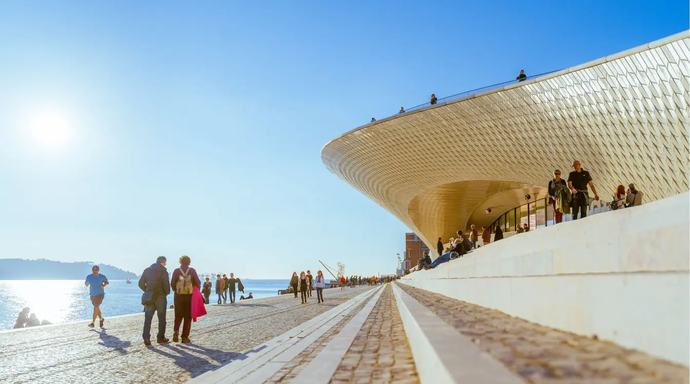 Vista da fachada do Museu de Arte, Arquitetura e Tecnologia (MAAT), um dos mais famosos de Lisboa.