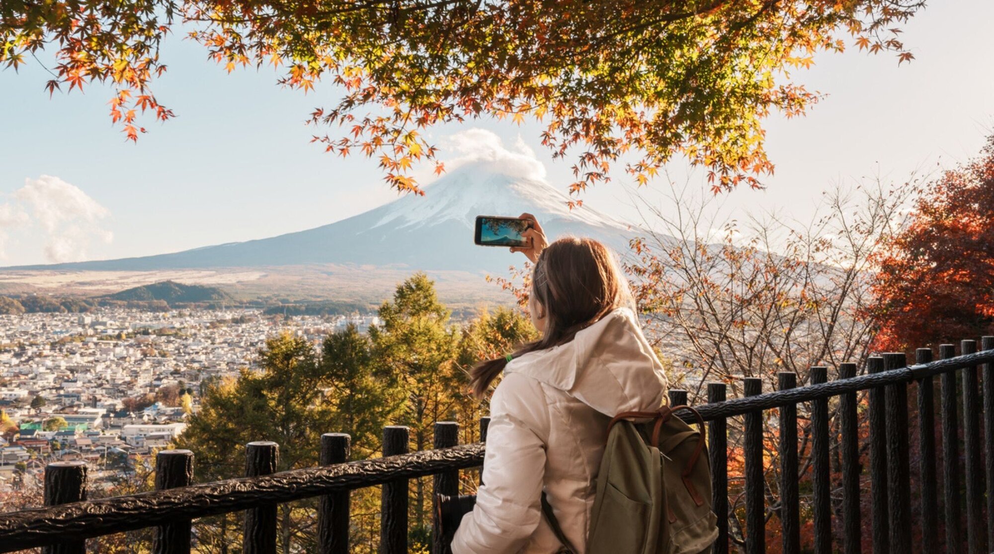 paysage d'automne au Japon avec touriste utilisant son telephone