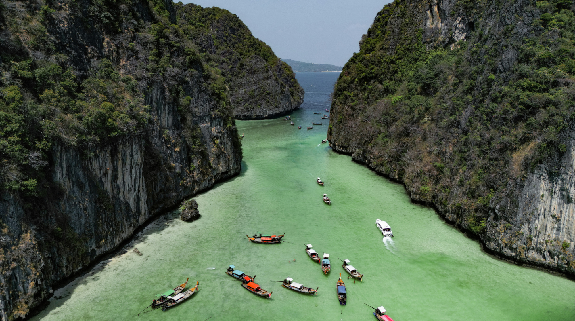 Boote vor einem Strand in Thailand