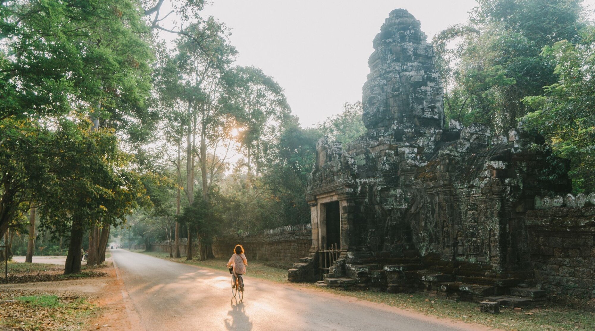 touriste en vélo à Angkor Wat