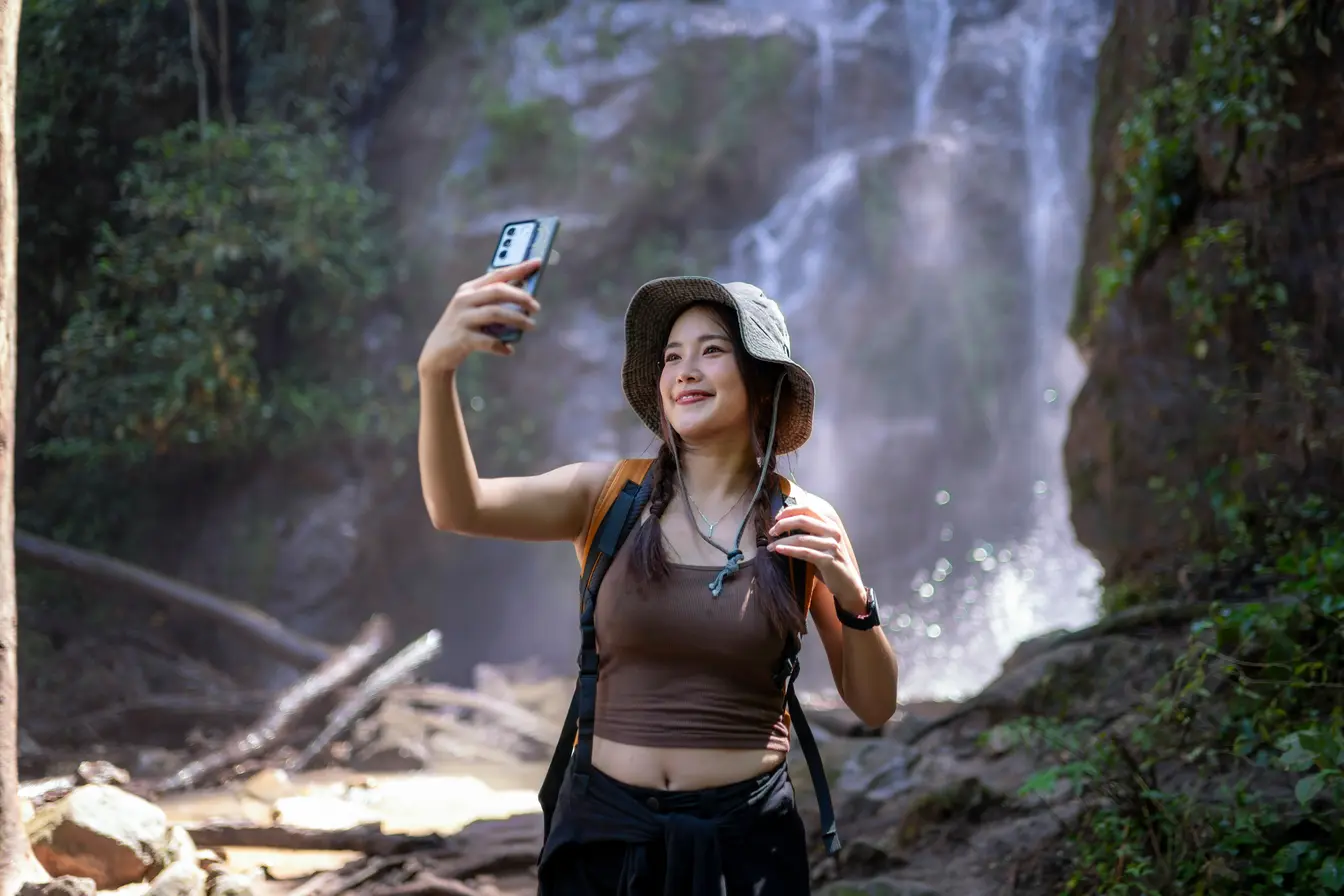 Turist i Thailand som bruker et eSIM i naturen