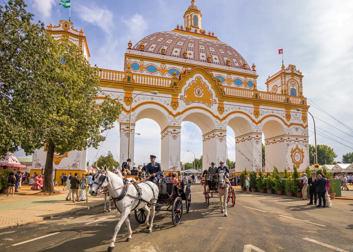 Persone in abiti tradizionali alla Feria de Abril di Siviglia, Andalusia, durante le celebrazioni primaverili.