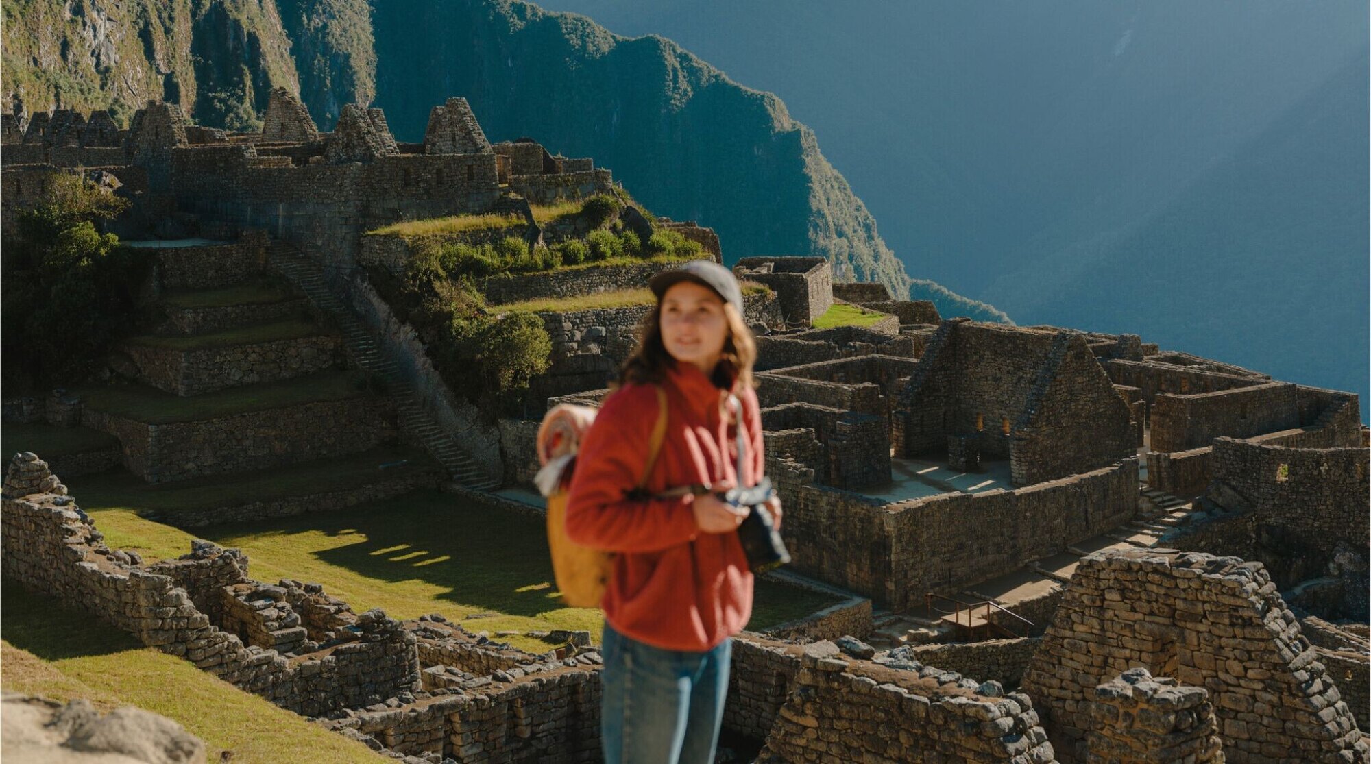 Jovem turista contemplando a paisagem de Machu Picchu.