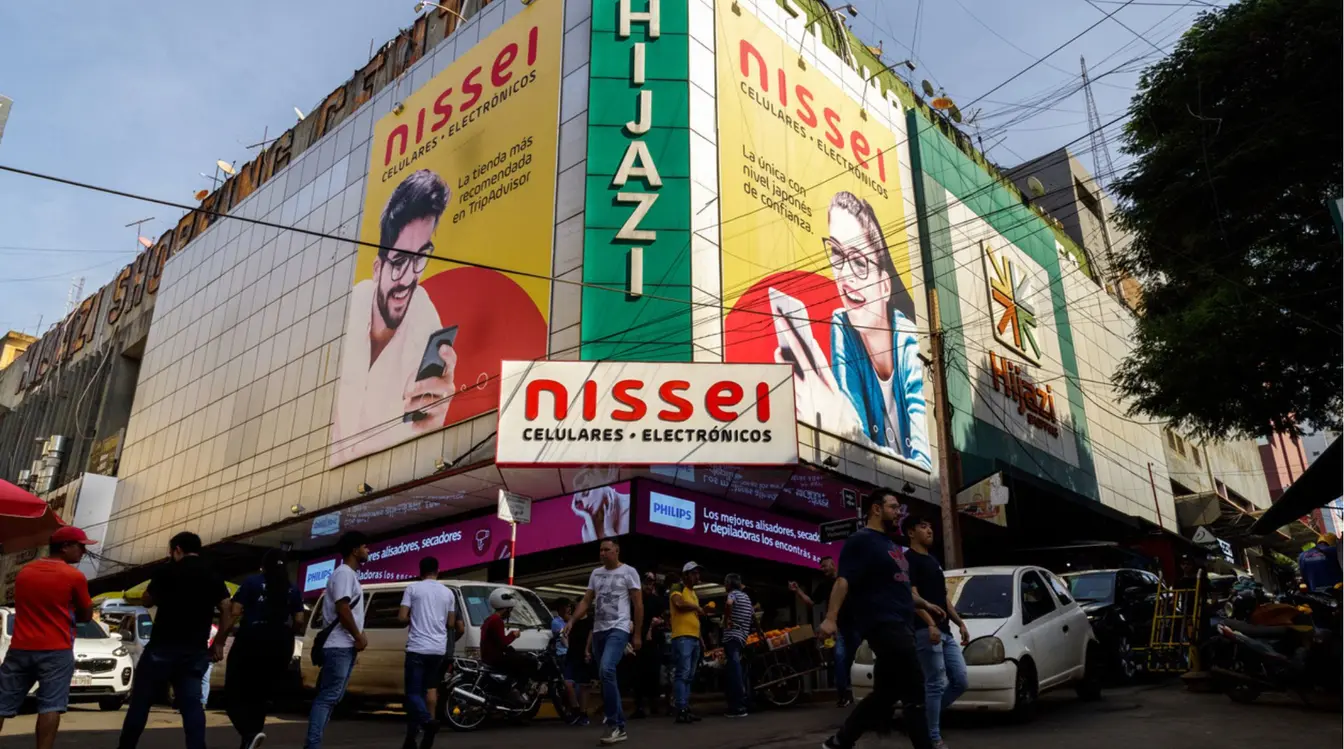 Centenas de pessoas passam pela entrada do shopping Nissei, um dos mais importantes da Ciudad del Este, pensando no que vale a pena comprar no Paraguai.