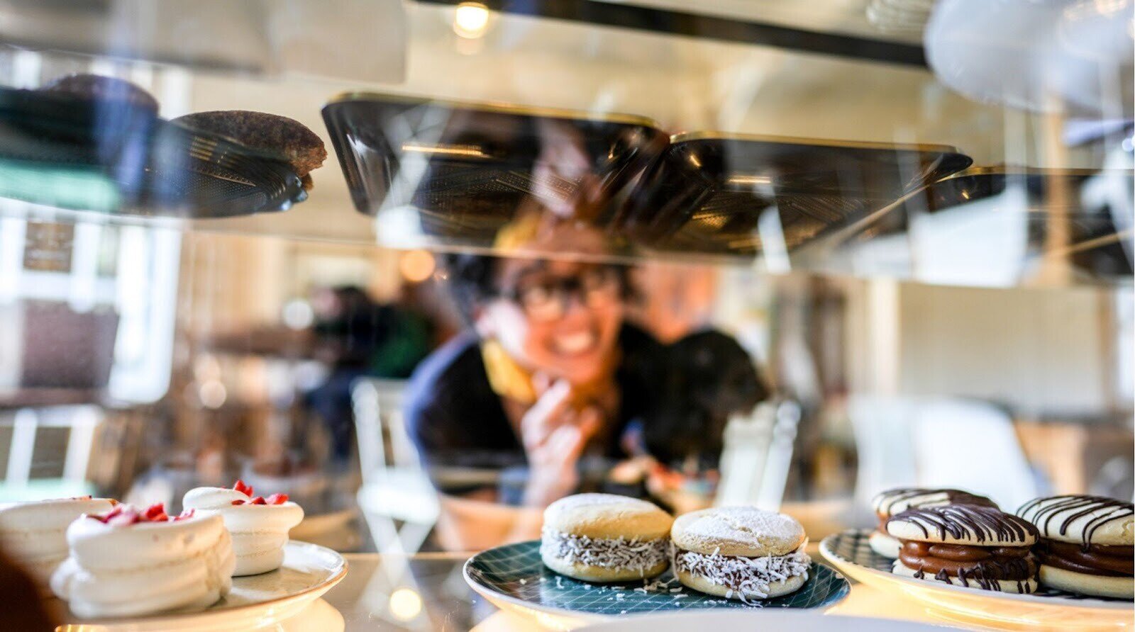 Alfajores dispostos no balcão de um café em Buenos Aires.