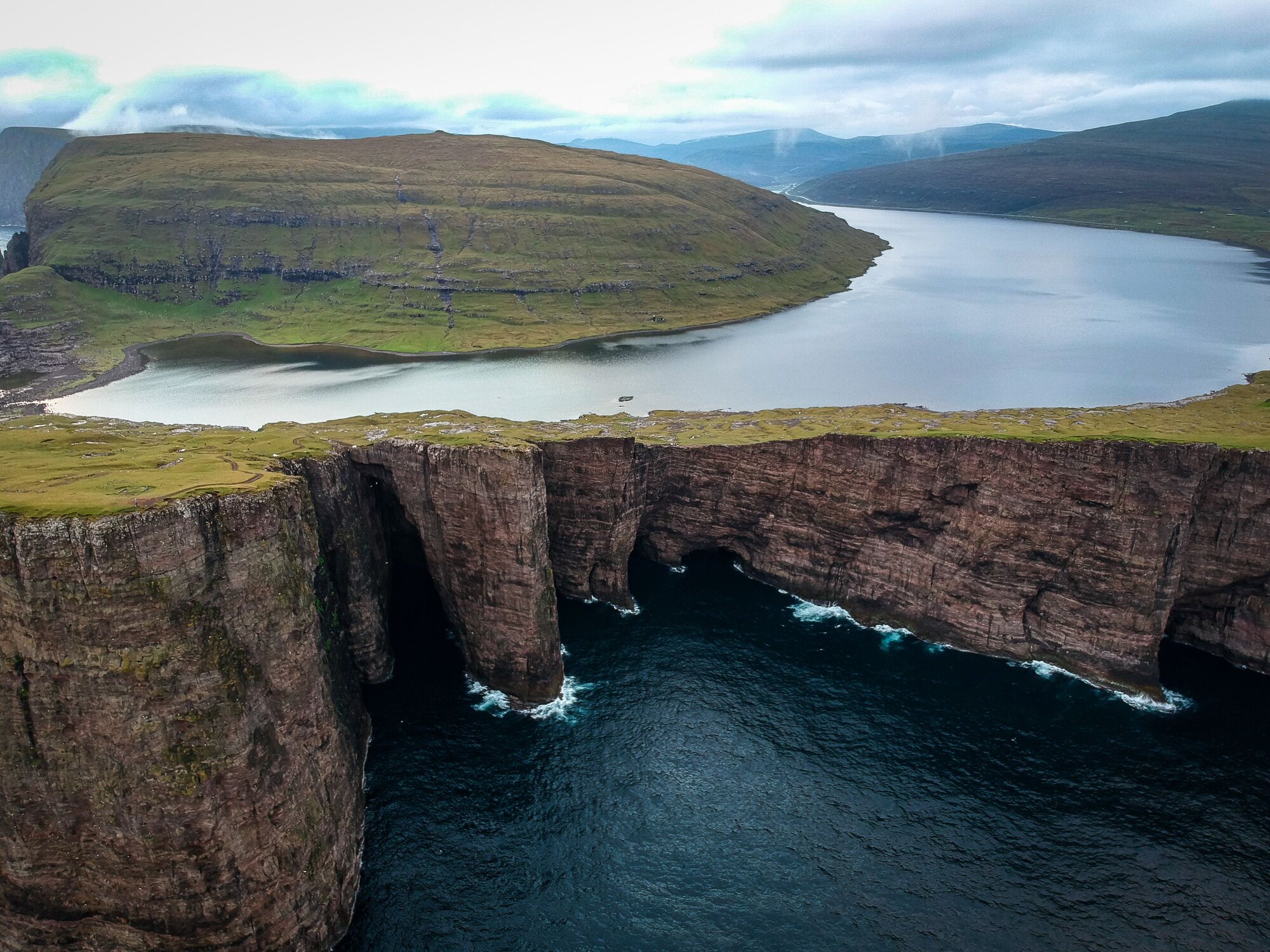 Imagen del lago Sørvágsvatn, en las Islas Feroe, un destino fresco para verano en Europa