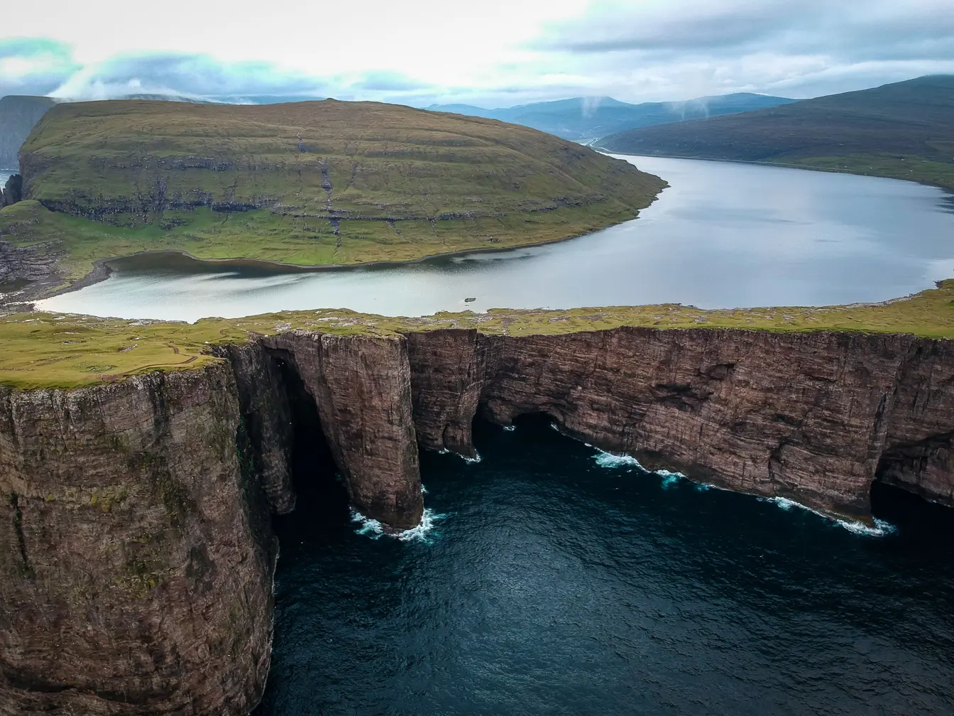 Imagen del lago Sørvágsvatn, en las Islas Feroe, un destino fresco para verano en Europa