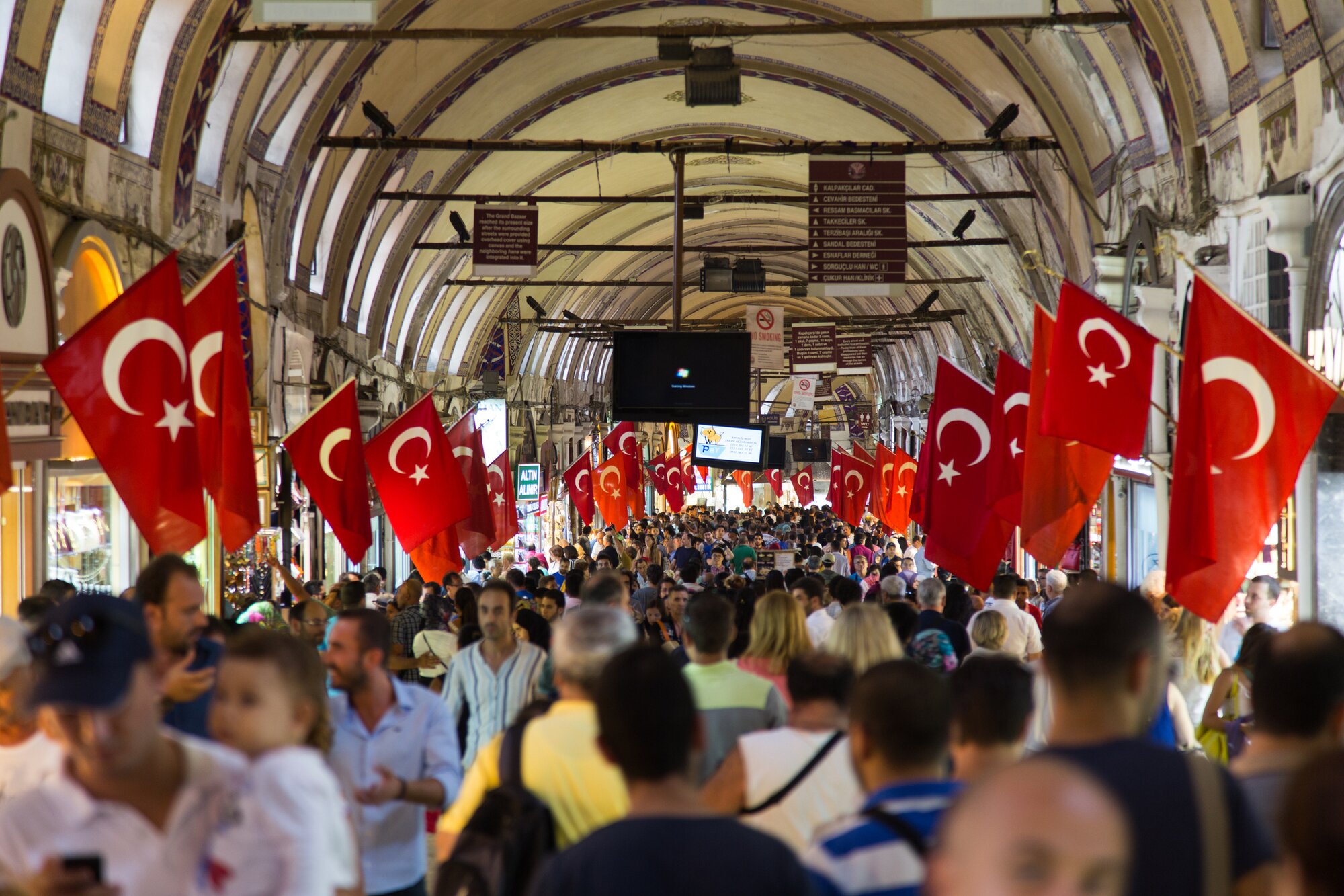 Interno del Gran Bazar di Istanbul con negozi e lampade tradizionali