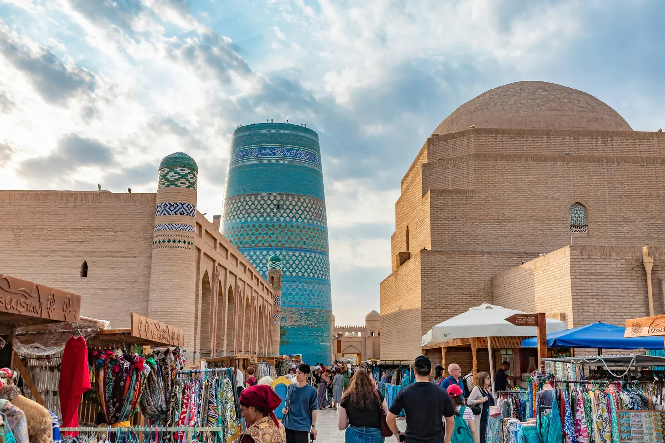 Minareto Kalta Minor e mercato nella città vecchia di Khiva, Uzbekistan