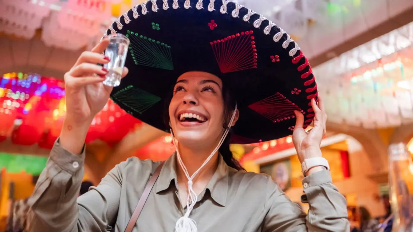 Viajera probando tequila en Tequila, Jalisco, durante una visita a destilerías y recorridos de cata.
