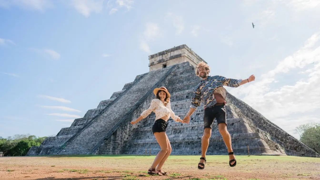 Couple devant la pyramide de Chichén Itzá au Mexique