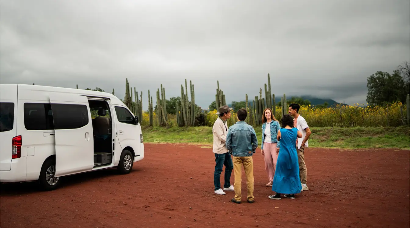 Grupo de viajeros junto a una van durante un roadtrip en Puebla, México.