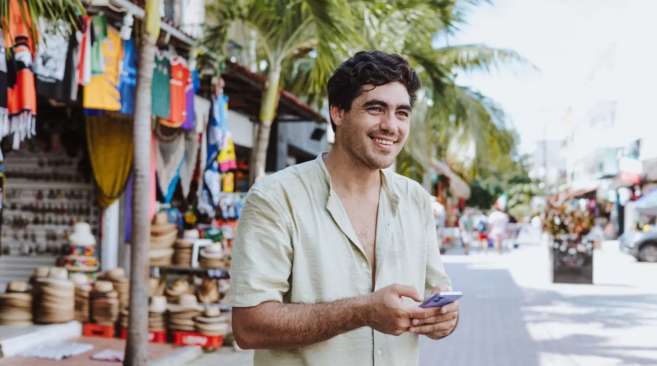 Ein Mann mit Smartphone navigiert zwischen den Spielorten in Mexiko zur WM 2026