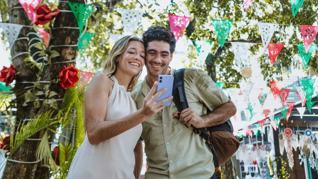 Jeune couple en vacances au Mexique