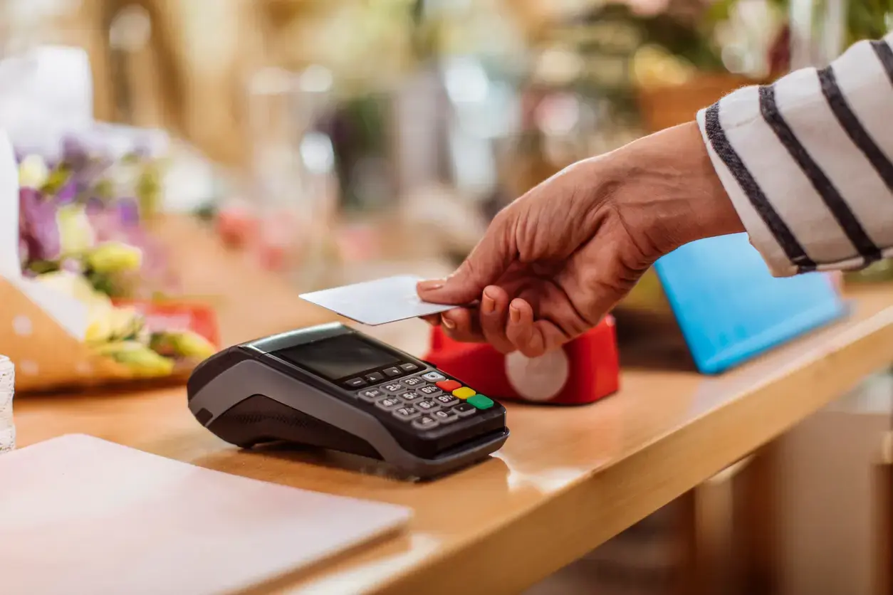 Voyageur réglant ses achats avec une carte bancaire sans frais en Turquie.