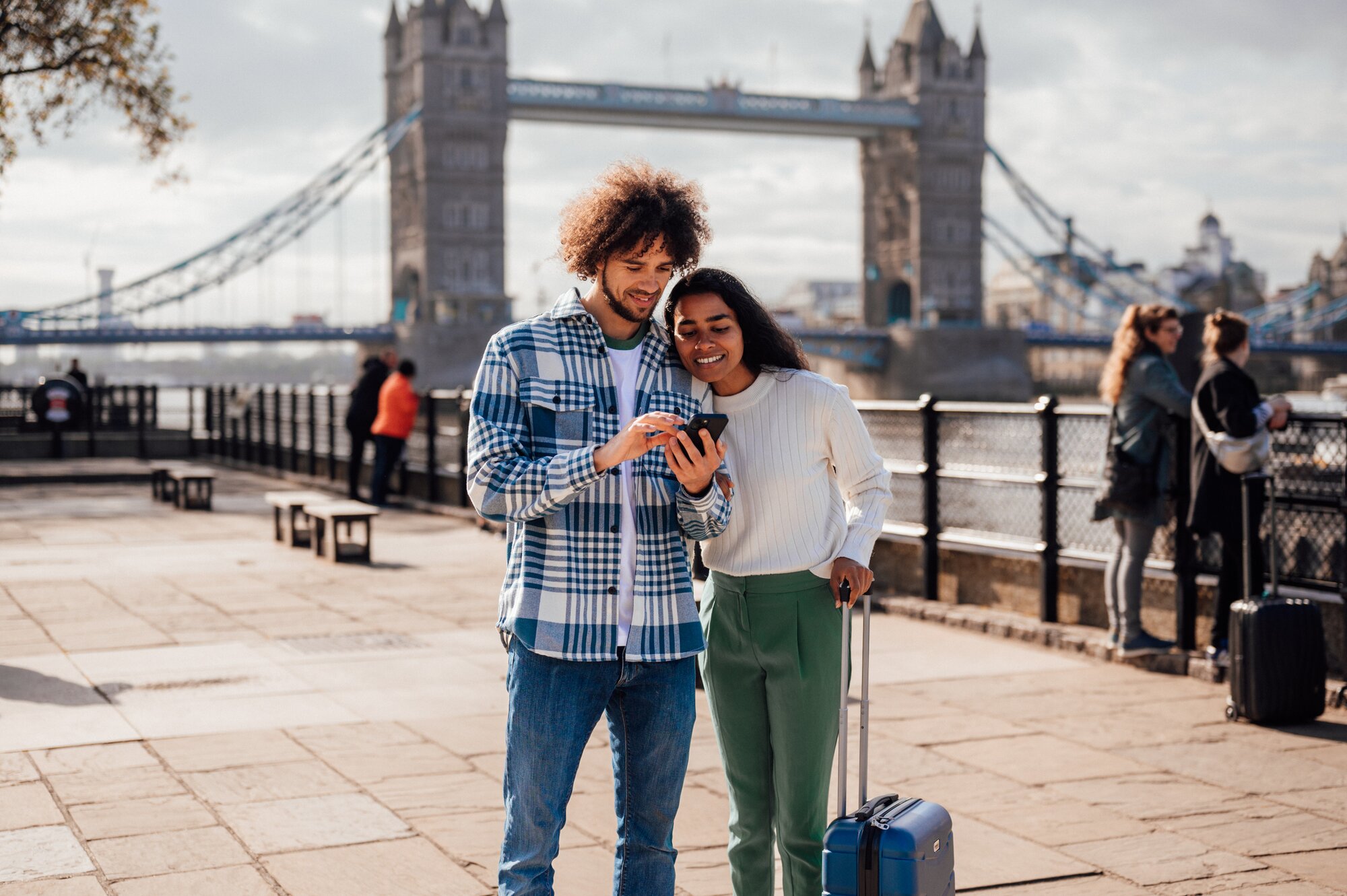 Zwei Touristen mit Internet in England orientieren sich auf der Straße