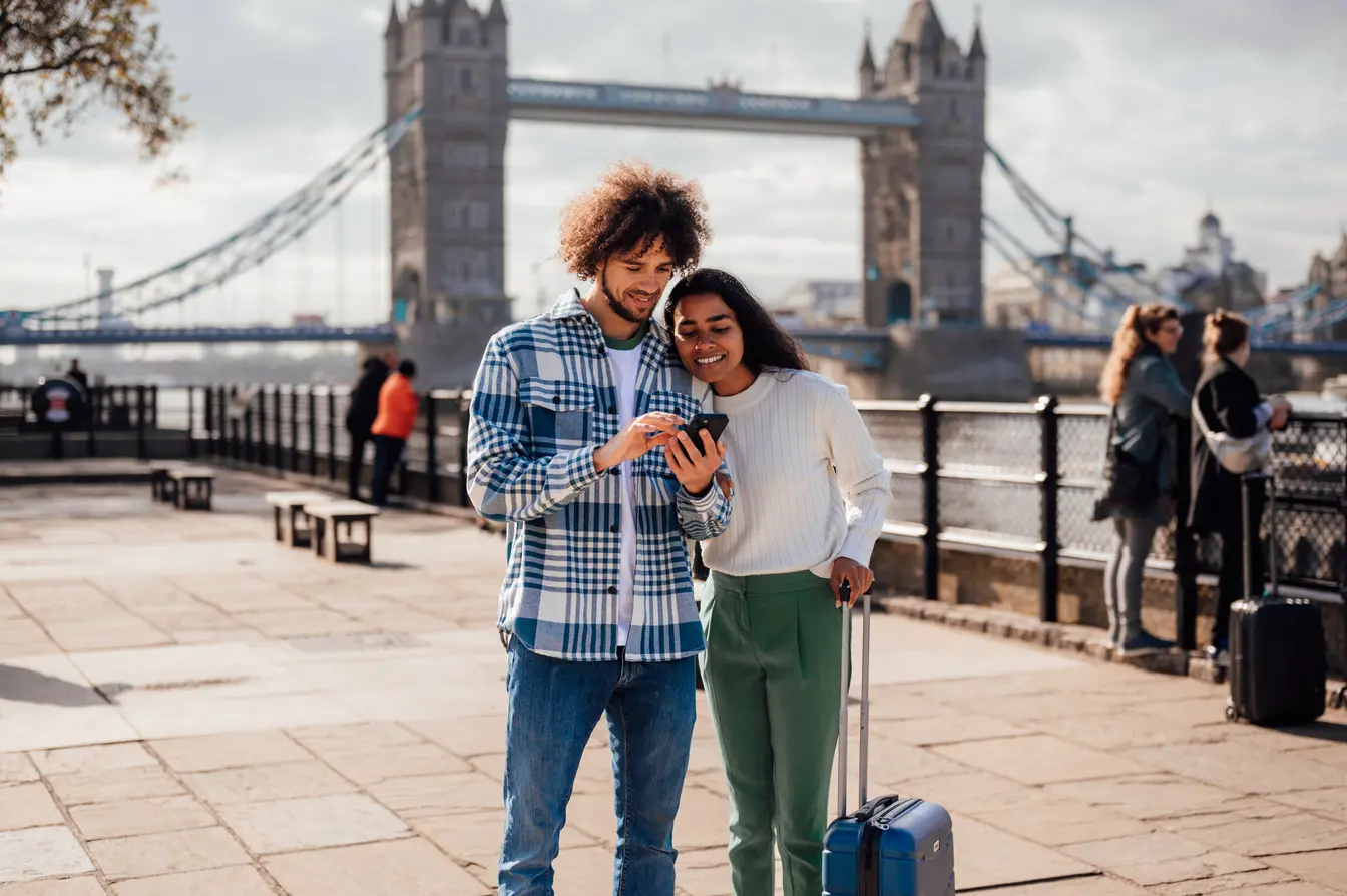 Zwei Touristen mit Internet in England orientieren sich auf der Straße