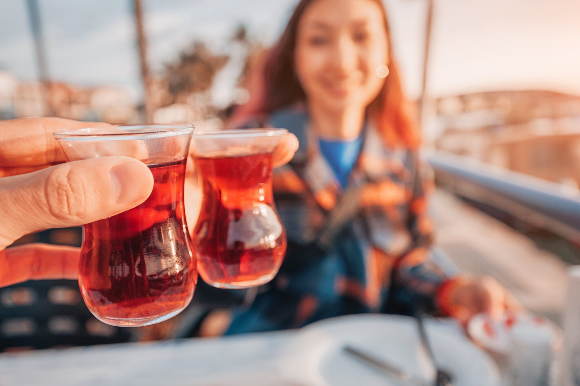 Due bicchieri di tè turco serviti in tradizionali bicchieri a tulipano durante un brindisi