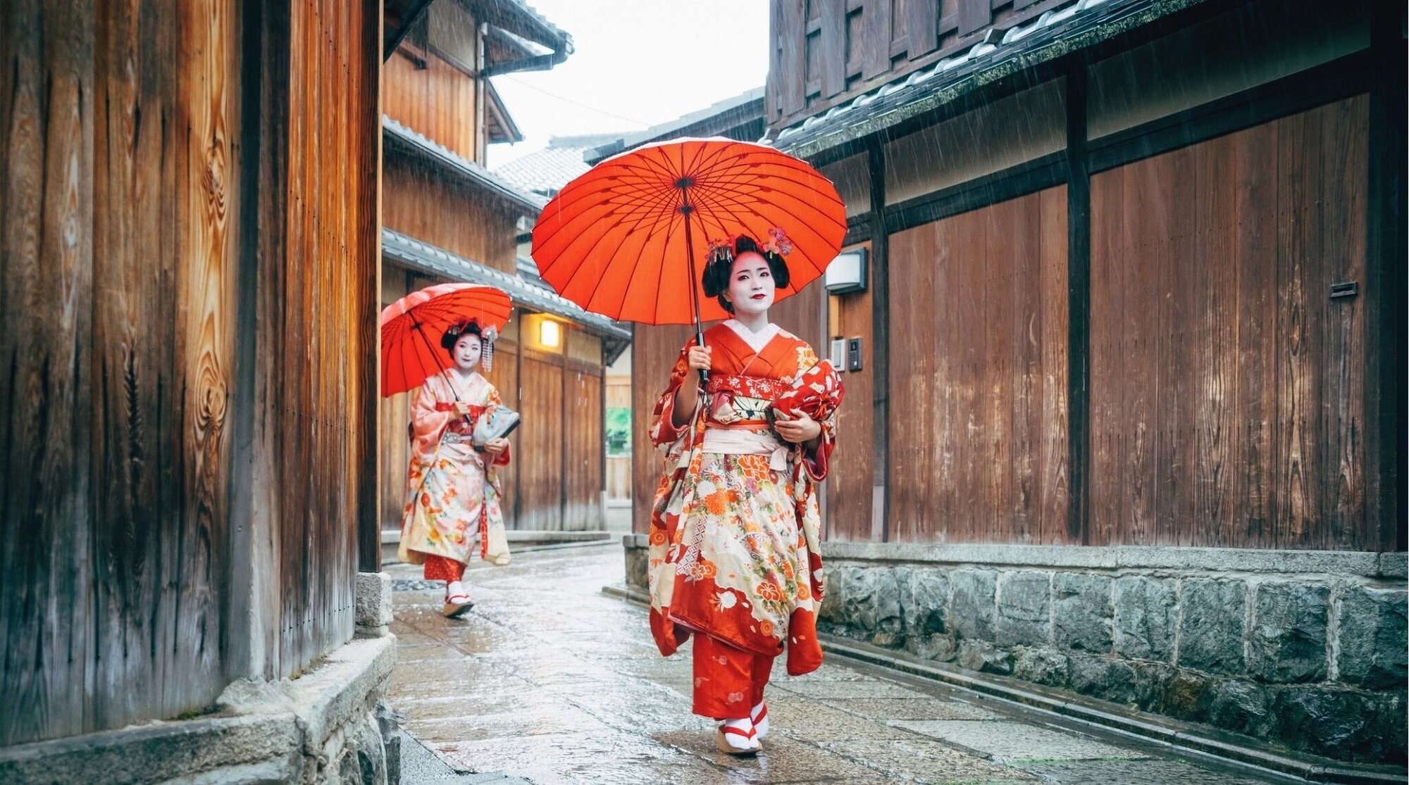 Maiko caminando por una calle tradicional de Kioto, Japón.