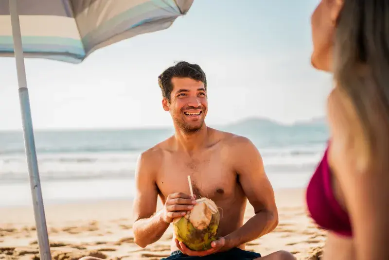 Viajero disfrutando la playa en Cancún, México, conectado con una eSIM para no perderse nada