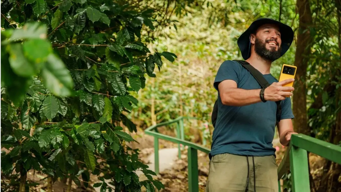 Ein Mann in der Natur benutzt die beste eSIM für Costa Rica zum Navigieren