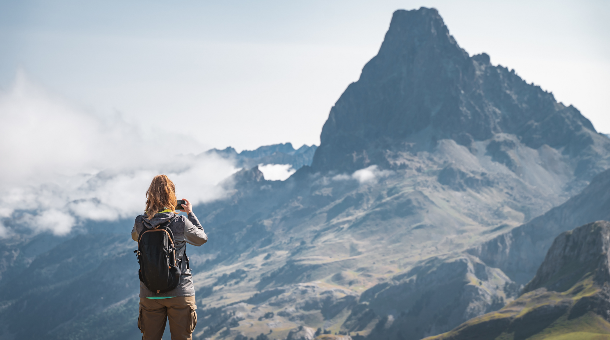 Eine Frau steht in der Schweiz vor einem Berg