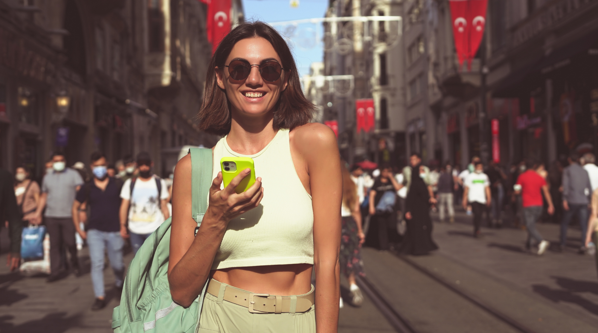 Frau mit SIM-Karte in der Türkei