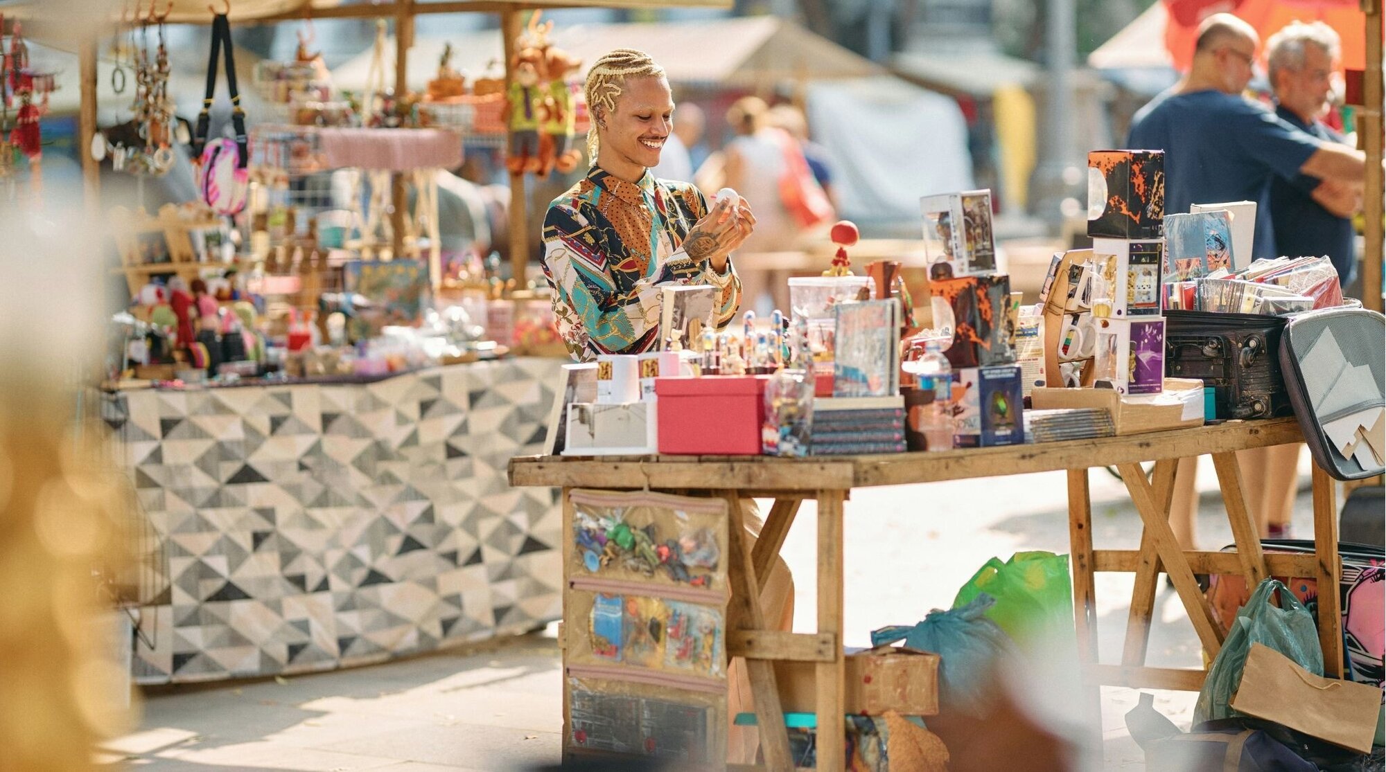 jovem explorando mercado de rua.