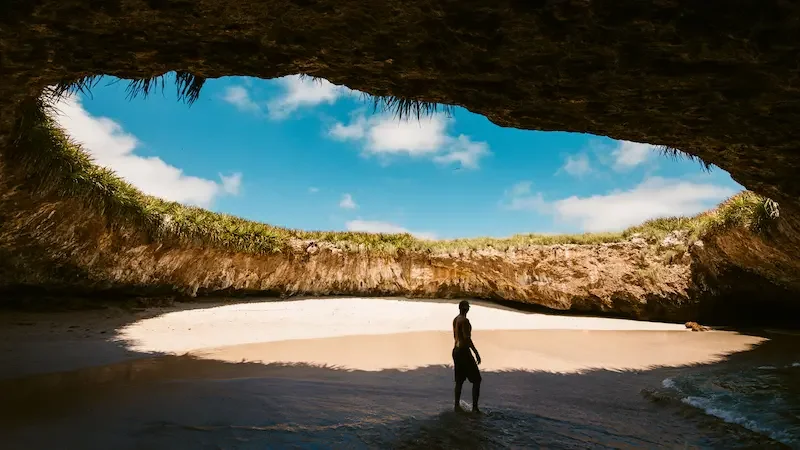 Playa Escondida en las Islas Marietas, visible a través de la apertura en la roca.