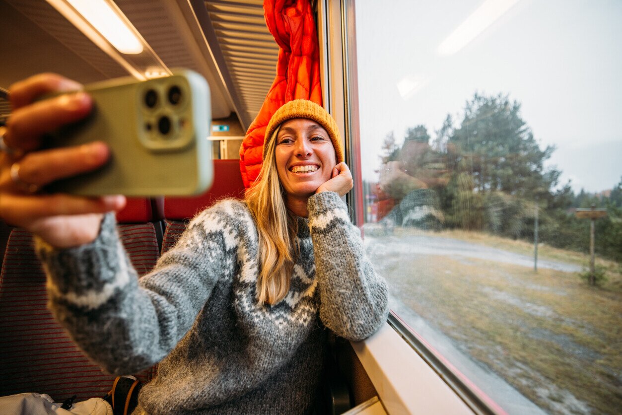 Frau im Zug mit Internet in der Schweiz