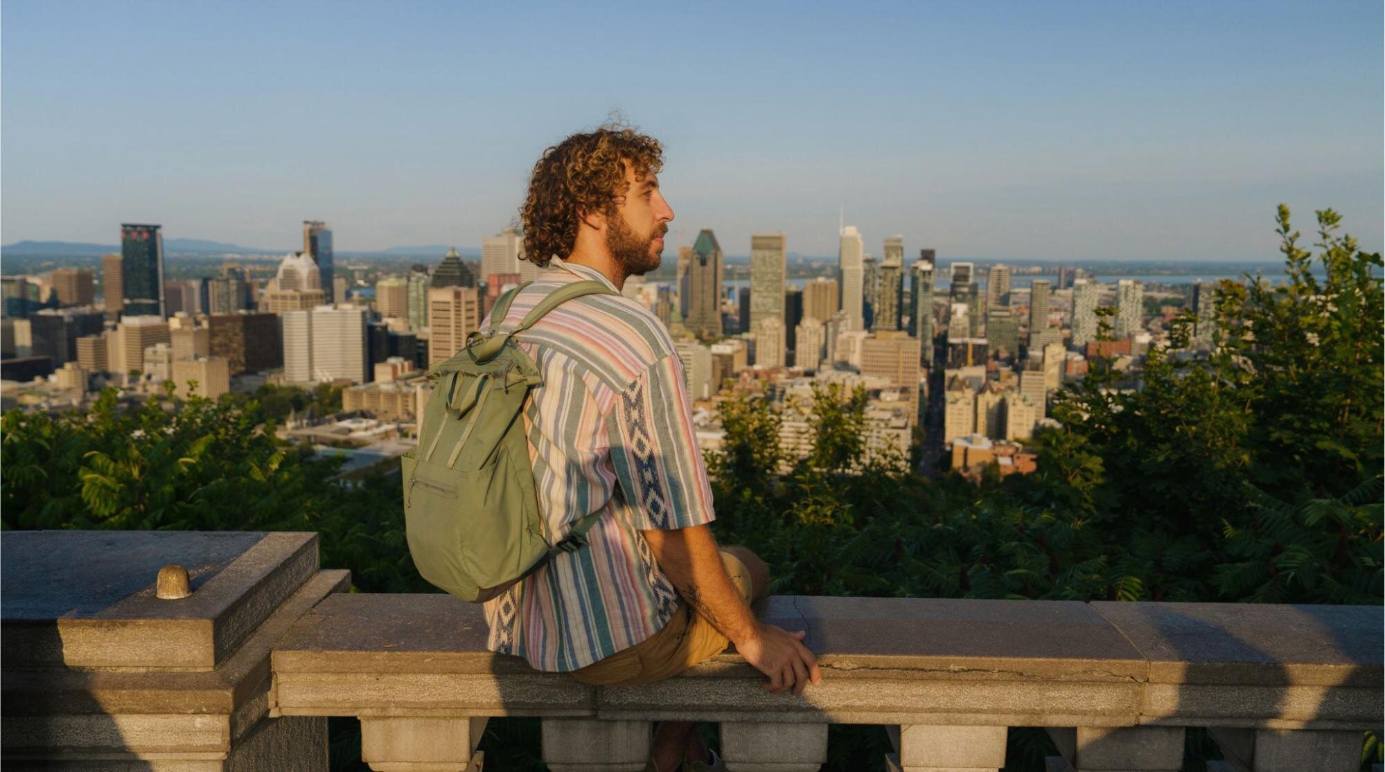 Turista olhando para a paisagem urbana de Montreal do Monte Royal.