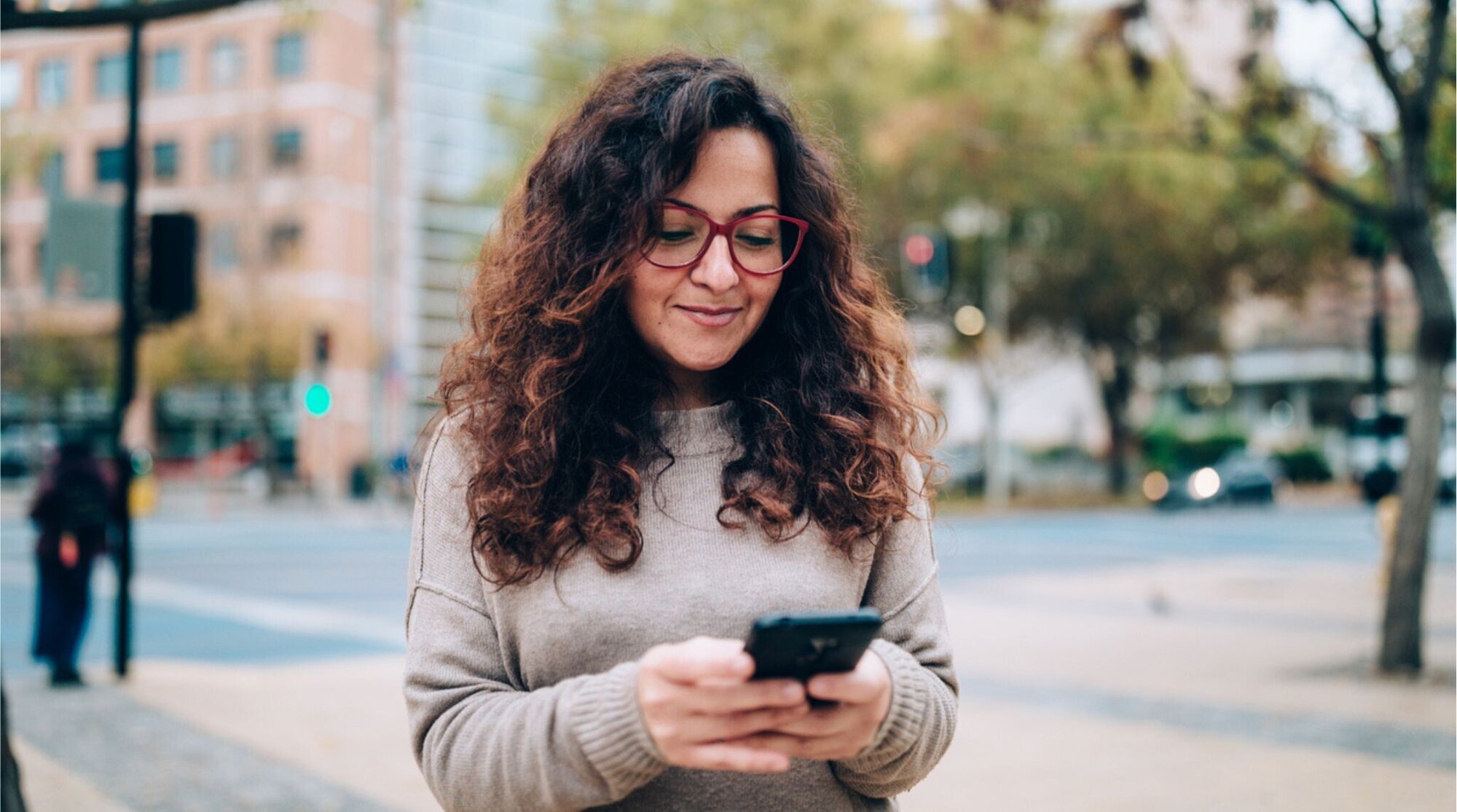 Mujer con celular liberado en nueva york
