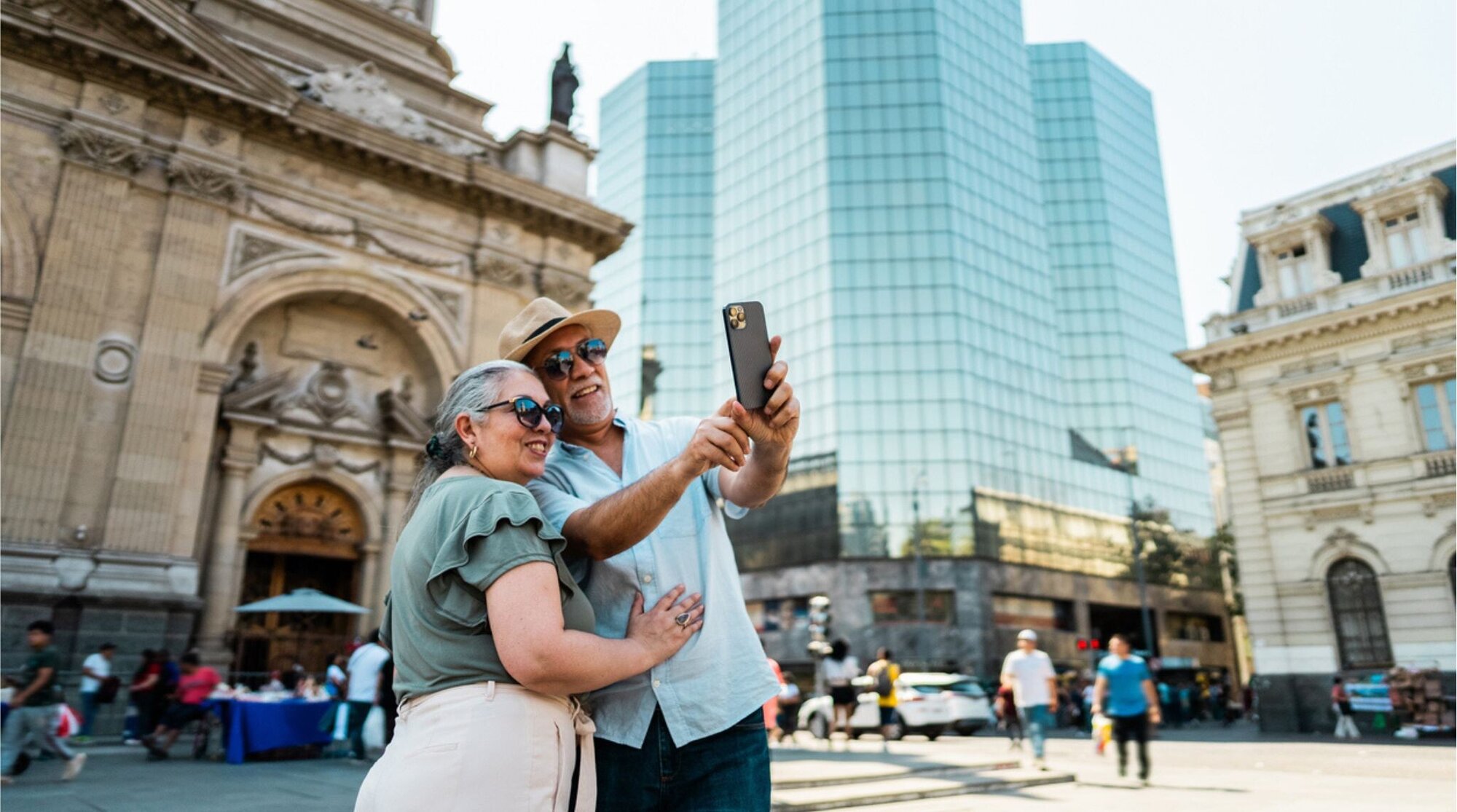 Casal usando celular nas ruas de santiago, chile