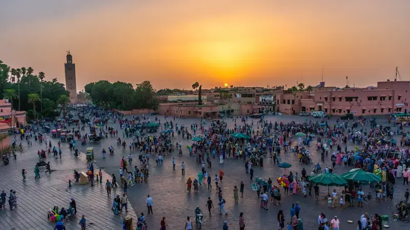 Place Jemaa el-Fna animée au coucher du soleil à Marrakech