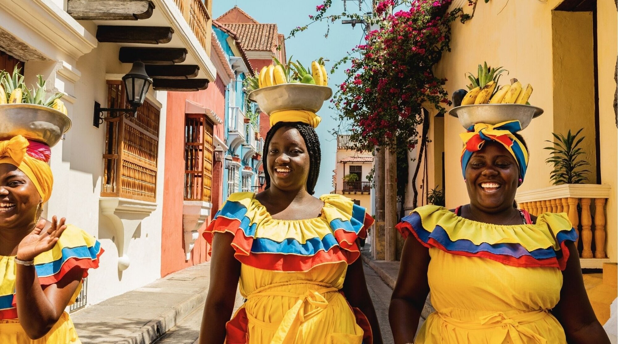 Palenqueras con frutas caminando por las calles de Cartagena, Colombia