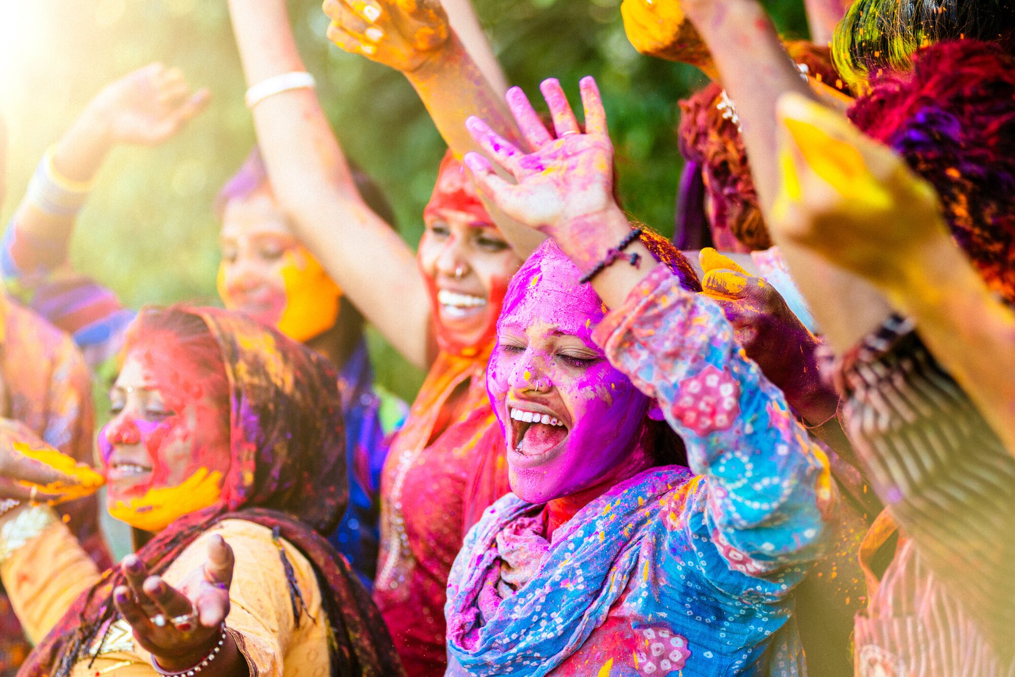 Meschen lachen und feiern beim bunten Holi Fest in Indien