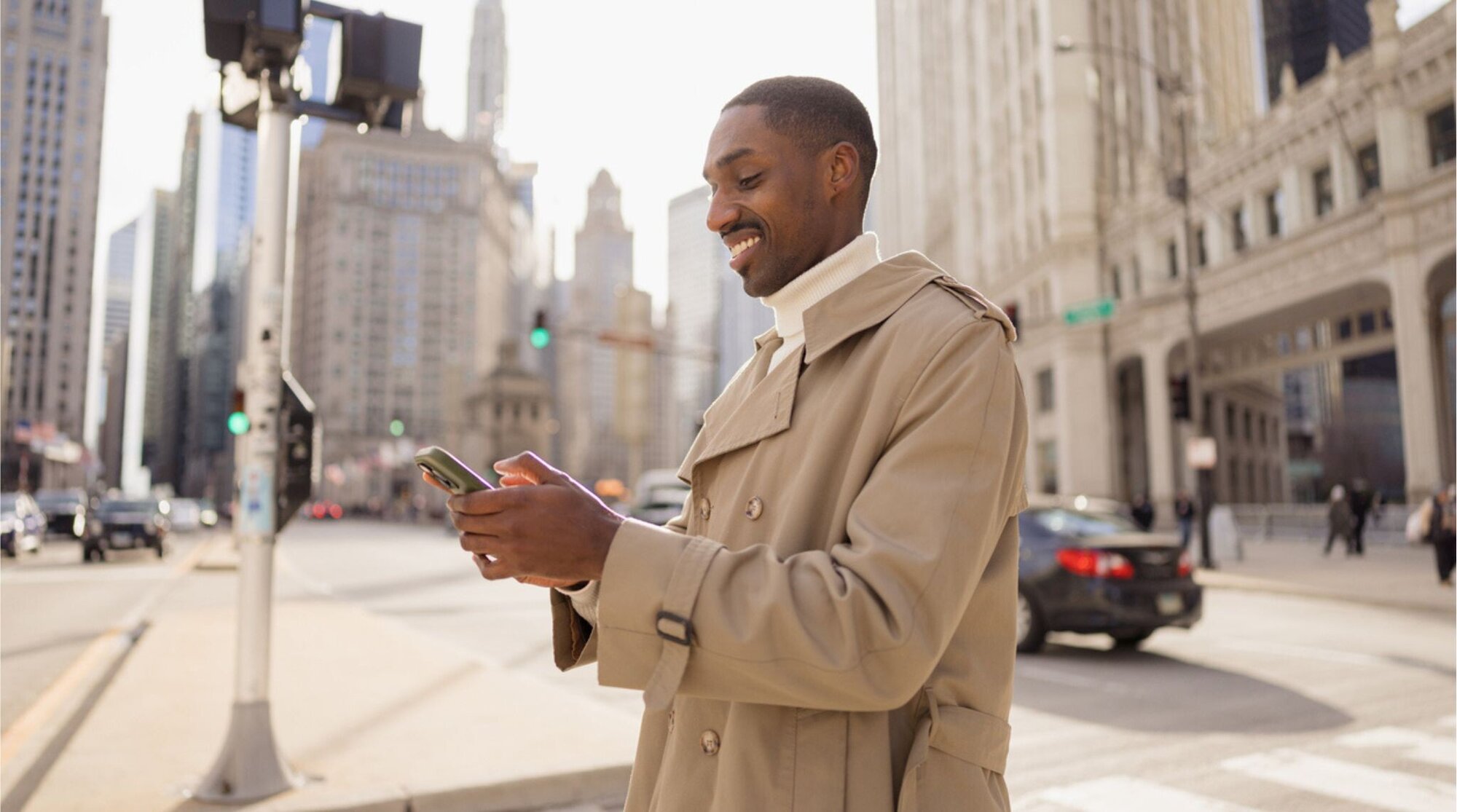 Homem usando celular nas ruas de Nova York