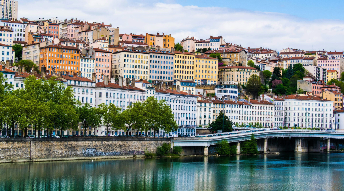 Vista del río en Lyon, Francia
