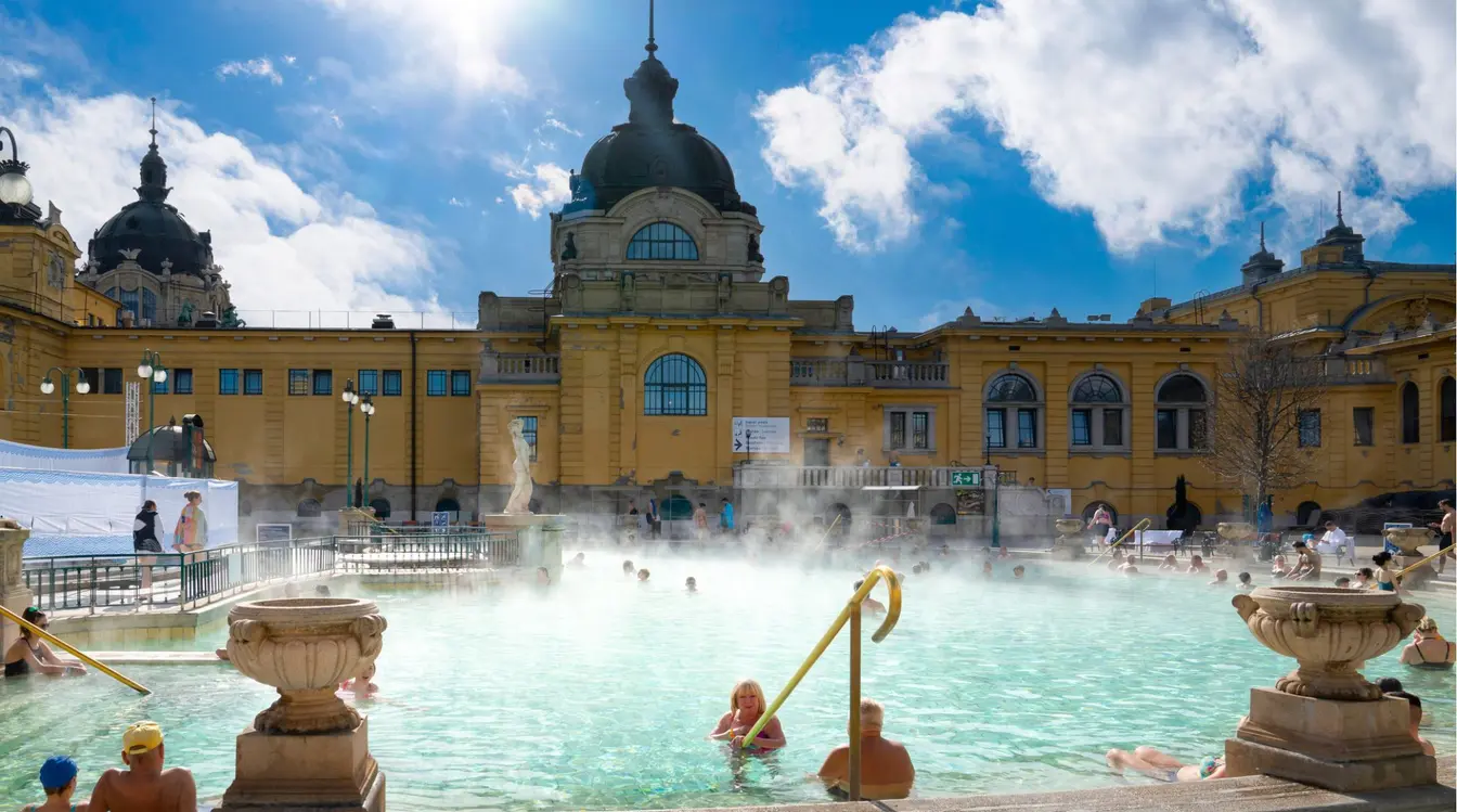 Façade jaune des bains thermaux Széchenyi à Budapest.