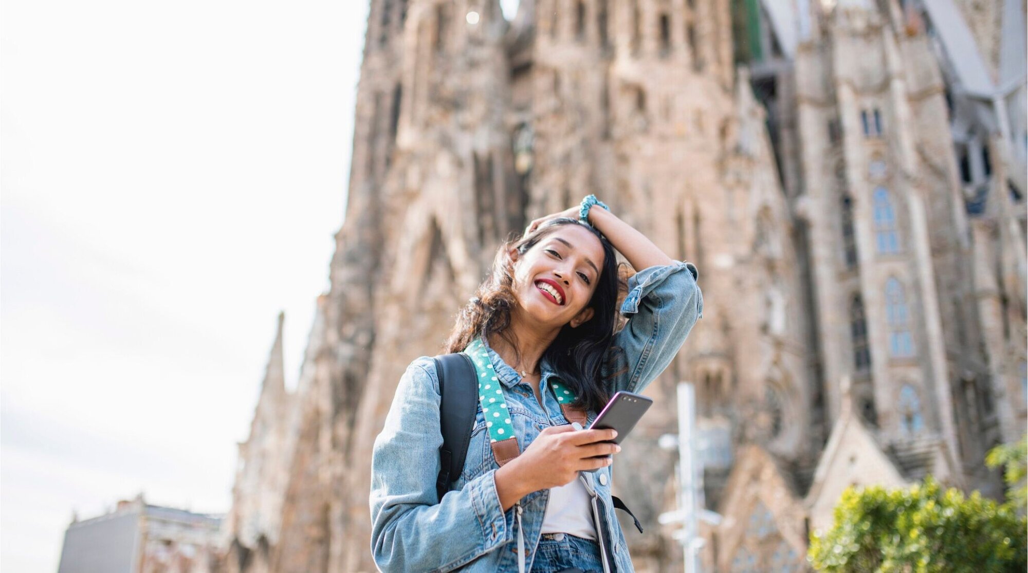 Garota usando celular em Barcelona.