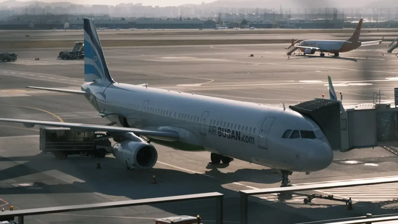 Un avión de Air Busan en la pista del aeropuerto.
