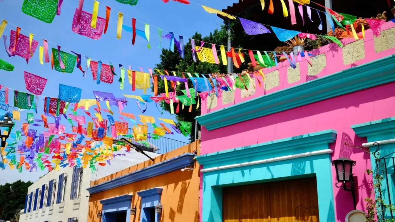 Rue colorée de Jalatlaco à Oaxaca décorée de papel picado