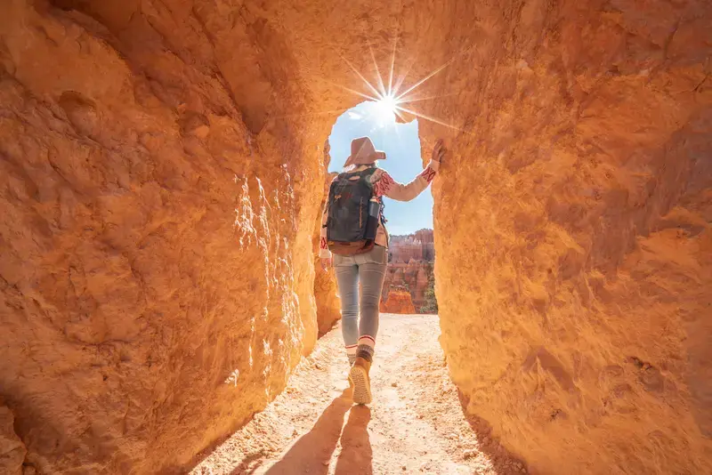 Viajera caminando entre formaciones rocosas en Bryce Canyon, Utah, durante un viaje por Estados Unidos.
