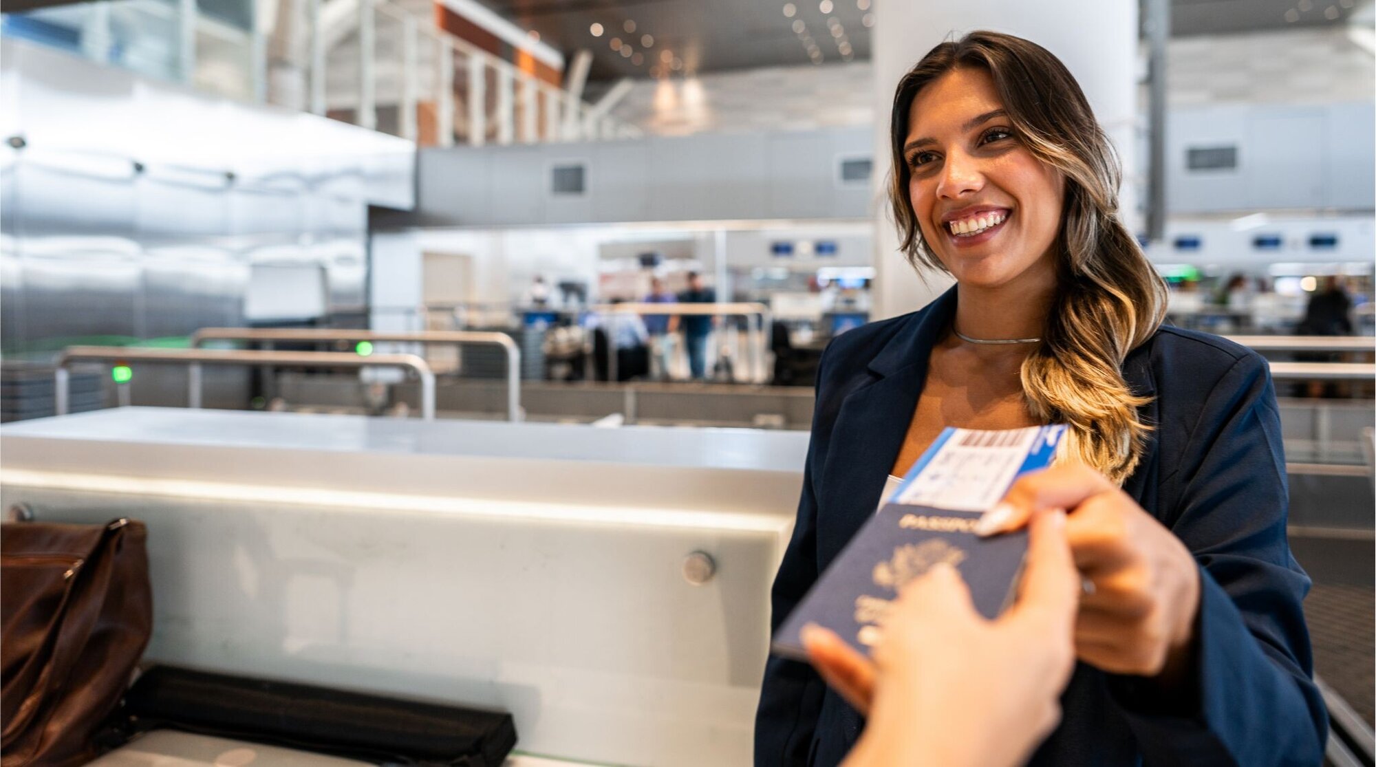 Viajante brasileira com passaporte no aeroporto