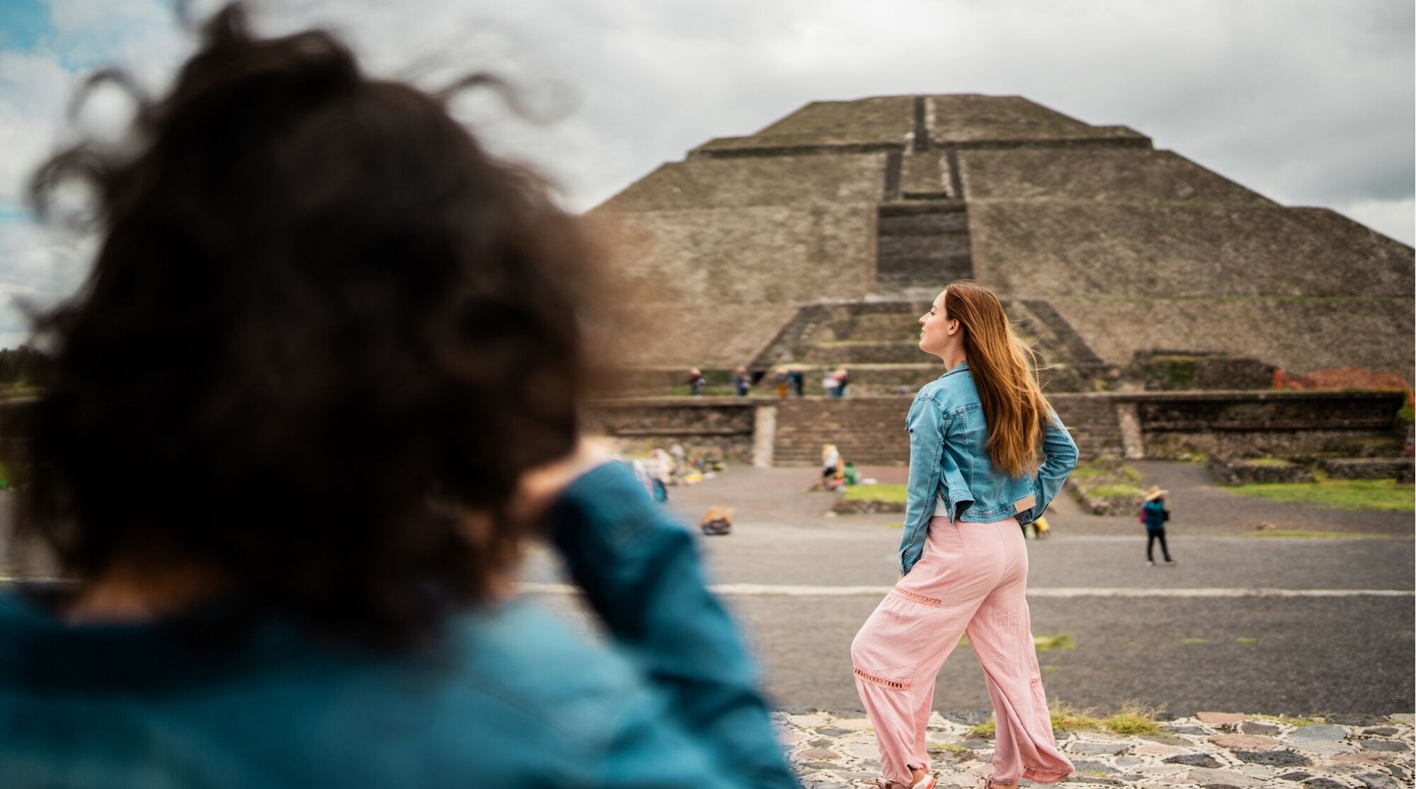 Mulher viajante  turistando e tirando fotos nas pirâmides de Teotihuacán, nos arredores da Cidade do México. Essa é uma das atrações mais conhecidas do país.